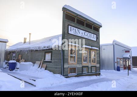 Bâtiment historique, boutique de souvenirs, brouillard, brouillard de glace, neige, hiver, froid, soleil, Dawson City, Yukon, Canada, Amérique du Nord Banque D'Images