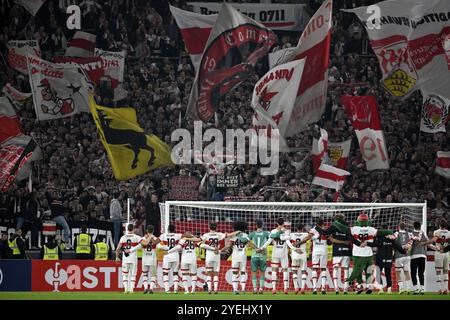 Après la fin du jeu, les joueurs du VfB Stuttgart célèbrent dans la courbe des fans, Cannstatter Kurve, fan block, fans, drapeaux, drapeaux, atmosphère, atmosph Banque D'Images