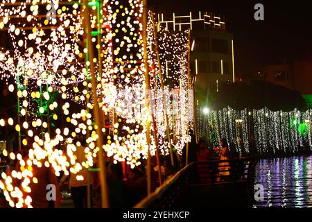 Ajmer, Inde. 30 octobre 2024. Les Indiens se rassemblent le long de la promenade illuminée du lac Anasagar lors des célébrations marquant Diwali, la fête hindoue des lumières, à Ajmer, Rajasthan, en Inde, le 30 octobre 2024. Photo par ABACAPRESS. COM Credit : Abaca Press/Alamy Live News Banque D'Images