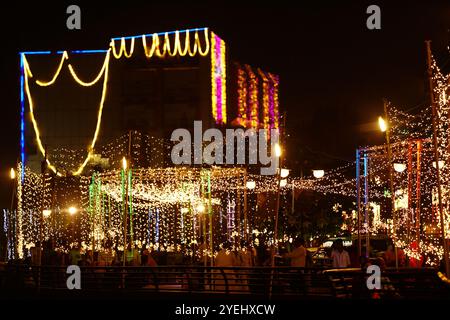 Ajmer, Inde. 30 octobre 2024. Les Indiens se rassemblent le long de la promenade illuminée du lac Anasagar lors des célébrations marquant Diwali, la fête hindoue des lumières, à Ajmer, Rajasthan, en Inde, le 30 octobre 2024. Photo par ABACAPRESS. COM Credit : Abaca Press/Alamy Live News Banque D'Images