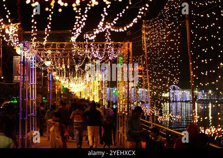 Ajmer, Inde. 30 octobre 2024. Les Indiens se rassemblent le long de la promenade illuminée du lac Anasagar lors des célébrations marquant Diwali, la fête hindoue des lumières, à Ajmer, Rajasthan, en Inde, le 30 octobre 2024. Photo par ABACAPRESS. COM Credit : Abaca Press/Alamy Live News Banque D'Images