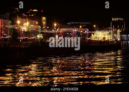 Ajmer, Inde. 30 octobre 2024. Les Indiens se rassemblent le long de la promenade illuminée du lac Anasagar lors des célébrations marquant Diwali, la fête hindoue des lumières, à Ajmer, Rajasthan, en Inde, le 30 octobre 2024. Photo par ABACAPRESS. COM Credit : Abaca Press/Alamy Live News Banque D'Images