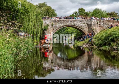 Jedburgh, Scottish Borders, Écosse, Royaume-Uni. 7 juillet 2023. Des centaines de chevaux patrouillent les marches du Royal Burgh de Jedburgh traversant la rivière Jed at Banque D'Images