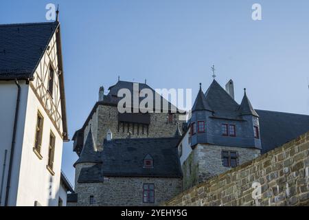 Ancien château avec des murs en pierre et des façades à colombages sous un ciel bleu clair, château de Burg dans Bergisches Land Banque D'Images