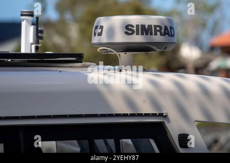 Gros plan d'un radar SIMRAD monté sur un bateau ou un véhicule. Banque D'Images