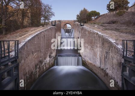 Cascade dans attraction touristique canal de Castilla, célèbre monument à Palencia, Espagne, Europe Banque D'Images