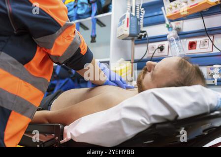 Médecin urgentiste réanimer un patient en ambulance. Réanimation RCP Banque D'Images