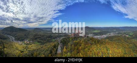 Vue aérienne, Reichsburg Trifels, Annweiler, Palatinat, Forêt Rhénanie-Palatinat en automne, Allemagne, Europe Banque D'Images
