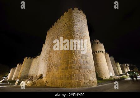 Scène nocturne des célèbres remparts de la ville d'Avila en Castilla y Leon, Espagne, Europe Banque D'Images