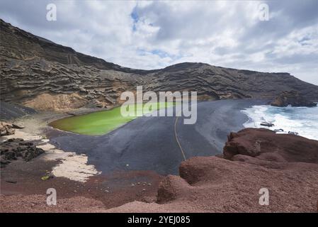 Lac vert volcanique (El charco de los clicos) à Lanzarote, îles Canaries, Espagne, Europe Banque D'Images