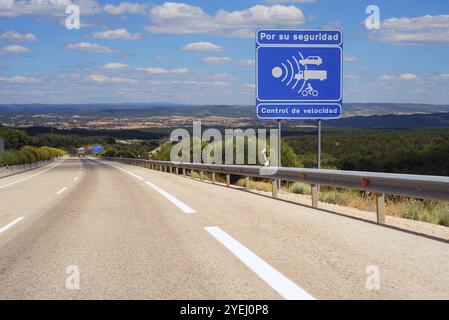 Panneau radar d'avertissement sur l'autoroute espagnole Banque D'Images