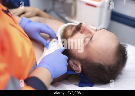 Médecin d'urgence mettre un collier cervical pour un patient dans l'ambulance Banque D'Images