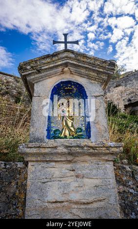 Mosaïque de la Vierge Marie avec l'enfant Jésus dans un sanctuaire au bord de la route, la Garenne, 84330 le Barroux, France. Banque D'Images