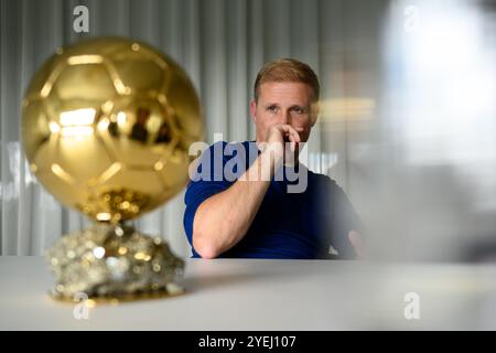 Paris, France. 30 octobre 2024. julien mattia - Vincent Garcia et ballon d'Or à Paris Siège de l'Equipe - 30/10/2024 - France/Ile-de-France (région)/Paris - le rédacteur en chef, responsable du ballon d'Or pendant deux ans, Vincent Garcia lors de l'interview donnée au Sunday Times dans les locaux de l'équipe/France Football. Crédit : LE PICTORIUM/Alamy Live News Banque D'Images