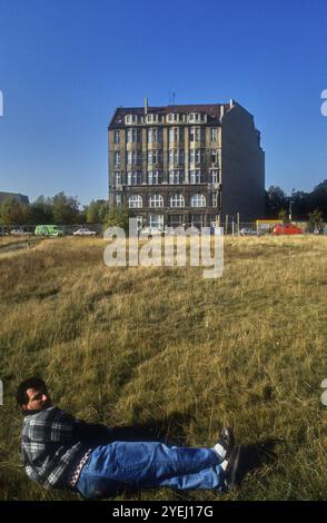 Allemagne, Berlin, 20 octobre 1991, Potsdamer Platz, Weinhaus Hut, la seule maison sur Potsdamer Platz non détruite pendant la seconde Guerre mondiale, l'homme sur le L. Banque D'Images