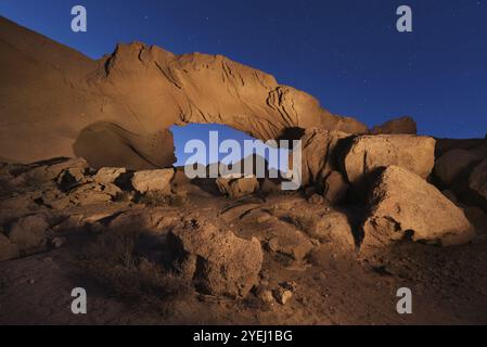 Paysage étoilé de nuit d'un arc volcanique de roche à Tenerife, île des Canaries, Espagne, Europe Banque D'Images