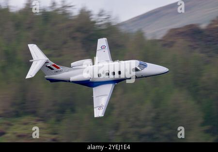 Entraînement au vol à basse altitude de la RAF Phenom à Ullswater dans le Lake District Banque D'Images