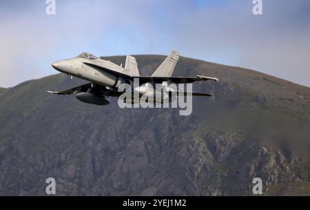 McDonnell Douglas F/A-18C Hornet de l'armée de l'air finlandaise volant à basse altitude dans le Lake District pendant l'exercice Cobra Warrior 24-2 Banque D'Images