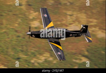 RAF Beechcraft T-6C Texan II ZM331 de la RAF Valley lors d'une sortie d'entraînement au vol à basse altitude dans la LFA17 Banque D'Images