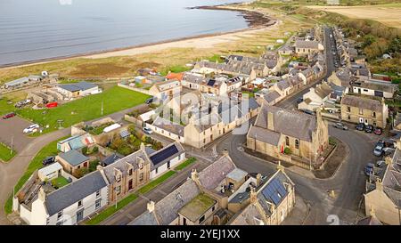 Portgordon Buckie Moray Firth Écosse regardant les maisons de village de l'est et la route A990 ou High Street Banque D'Images