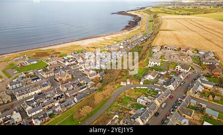 Portgordon Buckie Moray Firth Écosse vue sur la baie et la plage à travers les maisons du village vers Buckie Banque D'Images