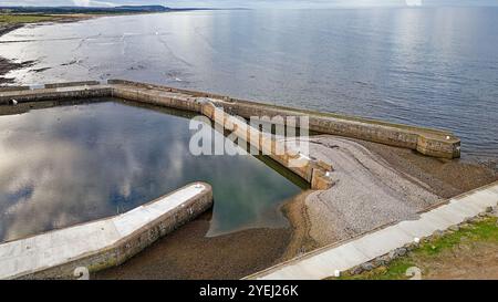 Portgordon Buckie Moray Firth Écosse les murs rénovés du port et l'entrée bloqués par des pierres ou des bardeaux Banque D'Images