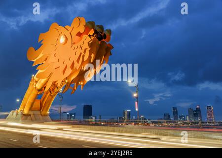 Vue imprenable en soirée sur le pont du Dragon à Danang, Vietnam Banque D'Images