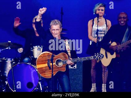 16.10.2024, xlakx, Entertainment Musik, Die Beatrice Egli Show emspor, v.l.Peter Maffay steht BEI der Aufzeichnung der Beatrice Egli Show in Berlin-Adlershof auf der Buehne. Berlin Adlershof *** 16 10 2024, xlakx, Entertainment Music, The Beatrice Egli Show emspor, v l Peter Maffay se tient sur scène à Berlin Adlershof à l'enregistrement du Beatrice Egli Show à Berlin Adlershof Daniel Lakomski Banque D'Images