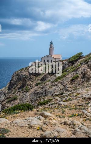 Far de Capdepera, Cala Rajada Mallorca prise de vue verticale avec falaises marines et ciel nuageux, majorque espagne Banque D'Images