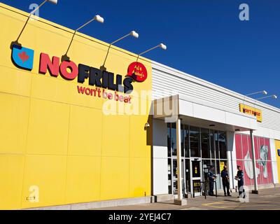 Toronto Canada / AJ & Ashley’s No Frills Supermarket Store sur Avenue Road, North York, Toronto. Banque D'Images