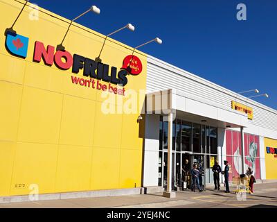 Toronto Canada / AJ & Ashley’s No Frills Supermarket Store sur Avenue Road, North York, Toronto. Banque D'Images