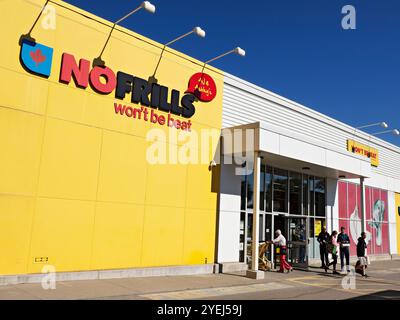 Toronto Canada / AJ & Ashley’s No Frills Supermarket Store sur Avenue Road, North York, Toronto. Banque D'Images