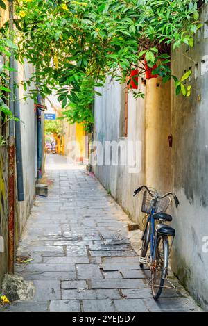 Vélo garé près du mur à Hoi an (Hoian), Vietnam Banque D'Images