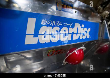 Cette photographie capture une vue rapprochée d'une étiquette « LaserDisc » bleue et blanche, écrite en anglais et en japonais. Banque D'Images