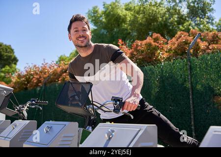 Jeune étudiant attrayant loue vélo Banque D'Images