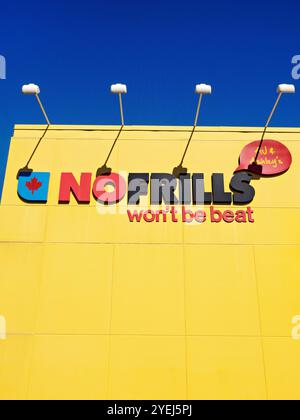 Toronto Canada / AJ & Ashley’s No Frills Supermarket Store sur Avenue Road, North York, Toronto. Banque D'Images