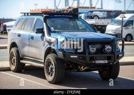 Un VUS Ford Everest bleu robuste garé à l'extérieur, personnalisé pour l'aventure hors route. Banque D'Images