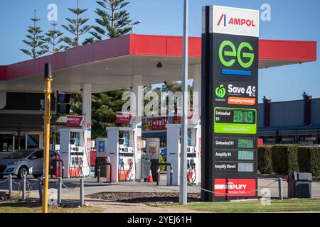 Une station-service moderne Ampol avec plusieurs pompes à carburant et un affichage numérique du prix du carburant. Banque D'Images