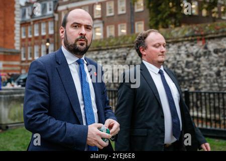 Londres, Royaume-Uni. 30 octobre 2024. Richard Holden, député du Parti conservateur, ancien président conservateur, député de Basildon et Billericay. Des politiciens de tous les partis, y compris des ministres actuels et anciens, des députés et d'autres commentateurs sont vus sur College Green à Westminster, réagissant au budget d'automne de la chancelière sur le cycle des médias. Crédit : Imageplotter/Alamy Live News Banque D'Images