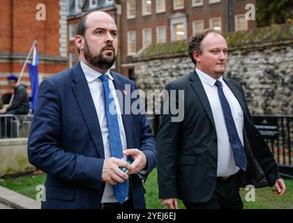 Londres, Royaume-Uni. 30 octobre 2024. Richard Holden, député du Parti conservateur, ancien président conservateur, député de Basildon et Billericay. Des politiciens de tous les partis, y compris des ministres actuels et anciens, des députés et d'autres commentateurs sont vus sur College Green à Westminster, réagissant au budget d'automne de la chancelière sur le cycle des médias. Crédit : Imageplotter/Alamy Live News Banque D'Images