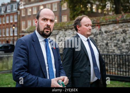 Londres, Royaume-Uni. 30 octobre 2024. Richard Holden, député du Parti conservateur, ancien président conservateur, député de Basildon et Billericay. Des politiciens de tous les partis, y compris des ministres actuels et anciens, des députés et d'autres commentateurs sont vus sur College Green à Westminster, réagissant au budget d'automne de la chancelière sur le cycle des médias. Crédit : Imageplotter/Alamy Live News Banque D'Images