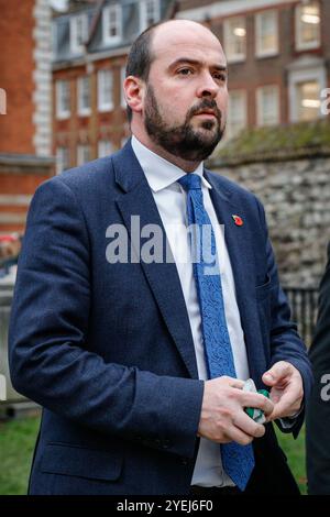 Londres, Royaume-Uni. 30 octobre 2024. Richard Holden, député du Parti conservateur, ancien président conservateur, député de Basildon et Billericay. Des politiciens de tous les partis, y compris des ministres actuels et anciens, des députés et d'autres commentateurs sont vus sur College Green à Westminster, réagissant au budget d'automne de la chancelière sur le cycle des médias. Crédit : Imageplotter/Alamy Live News Banque D'Images