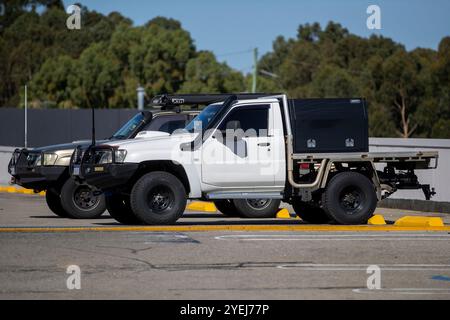 Deux véhicules Nissan Patrol tout-terrain modifiés stationnés côte à côte, équipés de pare-buffles, de tubas, de porte-bagages de toit et d'une boîte à outils arrière. Banque D'Images