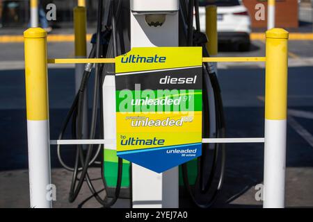 Un panneau de pompe à carburant BP affichant différentes options de carburant, y compris le diesel, le sans plomb 91, le super sans plomb 95 et le BP Ultimate sans plomb 98. Banque D'Images