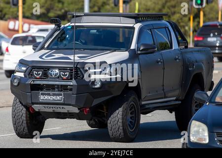 La photo montre une camionnette Toyota Hilux fortement modifiée avec une apparence audacieuse et robuste. Banque D'Images