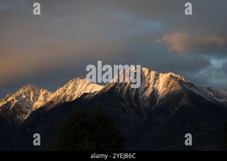 Lumière du soir dans les montagnes Rocheuses canadiennes dans la région de Kootenay est en Colombie-Britannique au Canada. Banque D'Images