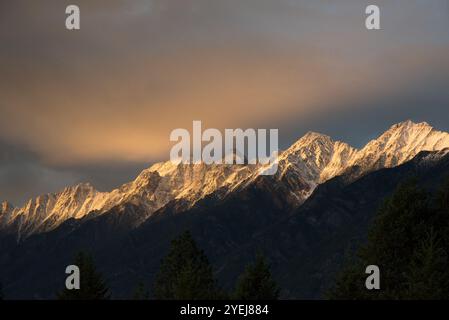 Lumière du soir dans les montagnes Rocheuses canadiennes dans la région de Kootenay est en Colombie-Britannique au Canada. Banque D'Images