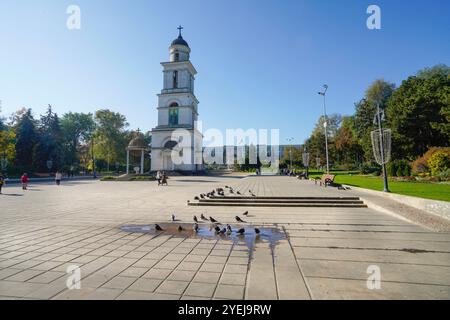 Chisinau, Moldavie. 24 octobre 2024. Vue sur le clocher de la cathédrale de la Nativité dans le centre-ville Banque D'Images