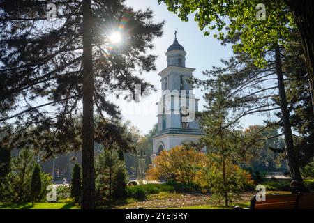 Chisinau, Moldavie. 24 octobre 2024. Vue sur le clocher de la cathédrale de la Nativité dans le centre-ville Banque D'Images