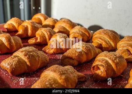 Croissants ou bagels avec confiture sur le plancher de production. Mini boulangerie, pâtisseries sucrées. Photo de haute qualité Banque D'Images